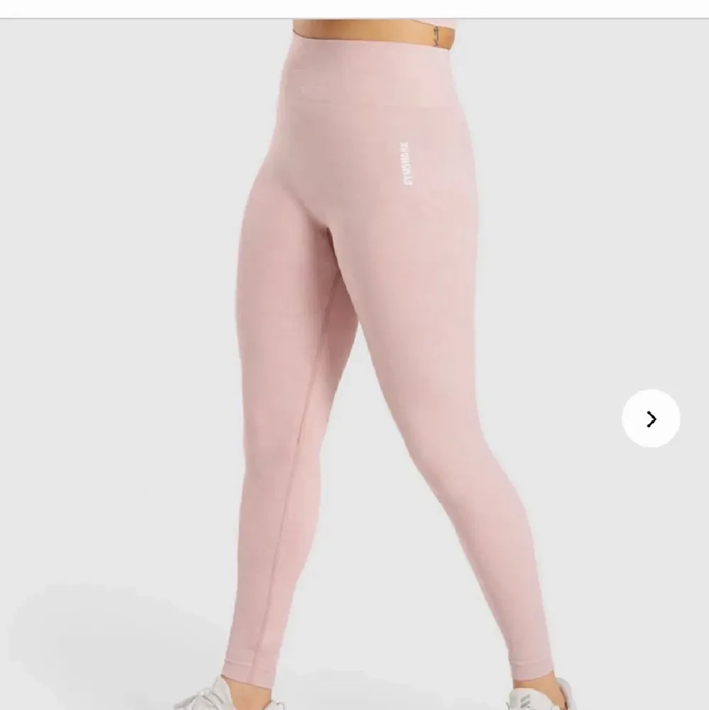 Säljer de rosa gymshark tightsen från camo kollektionen, endast använda en gång men har aldrig tränat med dom. Nypris 649. Övrigt.