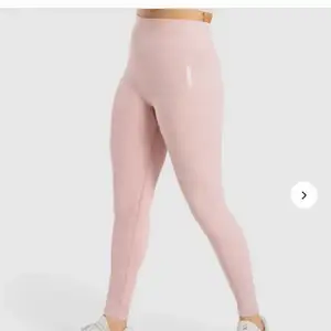 Säljer de rosa gymshark tightsen från camo kollektionen, endast använda en gång men har aldrig tränat med dom. Nypris 649