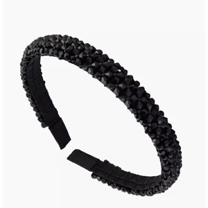 Diadem med stenar - Säljer nu mitt jätte fina diadem med svarta stenar, jag säljer endast vid bra bud🤍jättebra skick! Skriv privat för mer information🤍