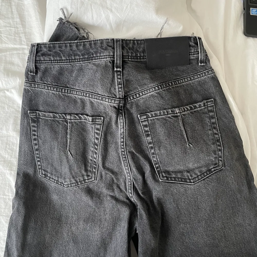 Ett par gråa skitsnygga jeans från zara! Dom är avklippta på längden så att dom går ner till marken på mig som är 166 cm lång! Fina detaljer på fickorna och tror inte dessa säljs länge, toppen skick 💓. Jeans & Byxor.