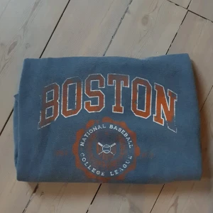 Turkos blå sweatshirt - En turkos blå urban outfitters tröja i storlek M. Kostade 600 kr ny.