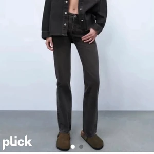 Svarta zara jeans - säljer supersnygga svarta jeans ifrån zara då dom inte kommer till någon användning längre!!💗  helt slut på hemsidan. Använt dom till o från några gånger, inte något vidare fel på de💞 skicket är väldigt bra. Kontakta vid frågor eller funderingar. Köp direkt för 300+frakt