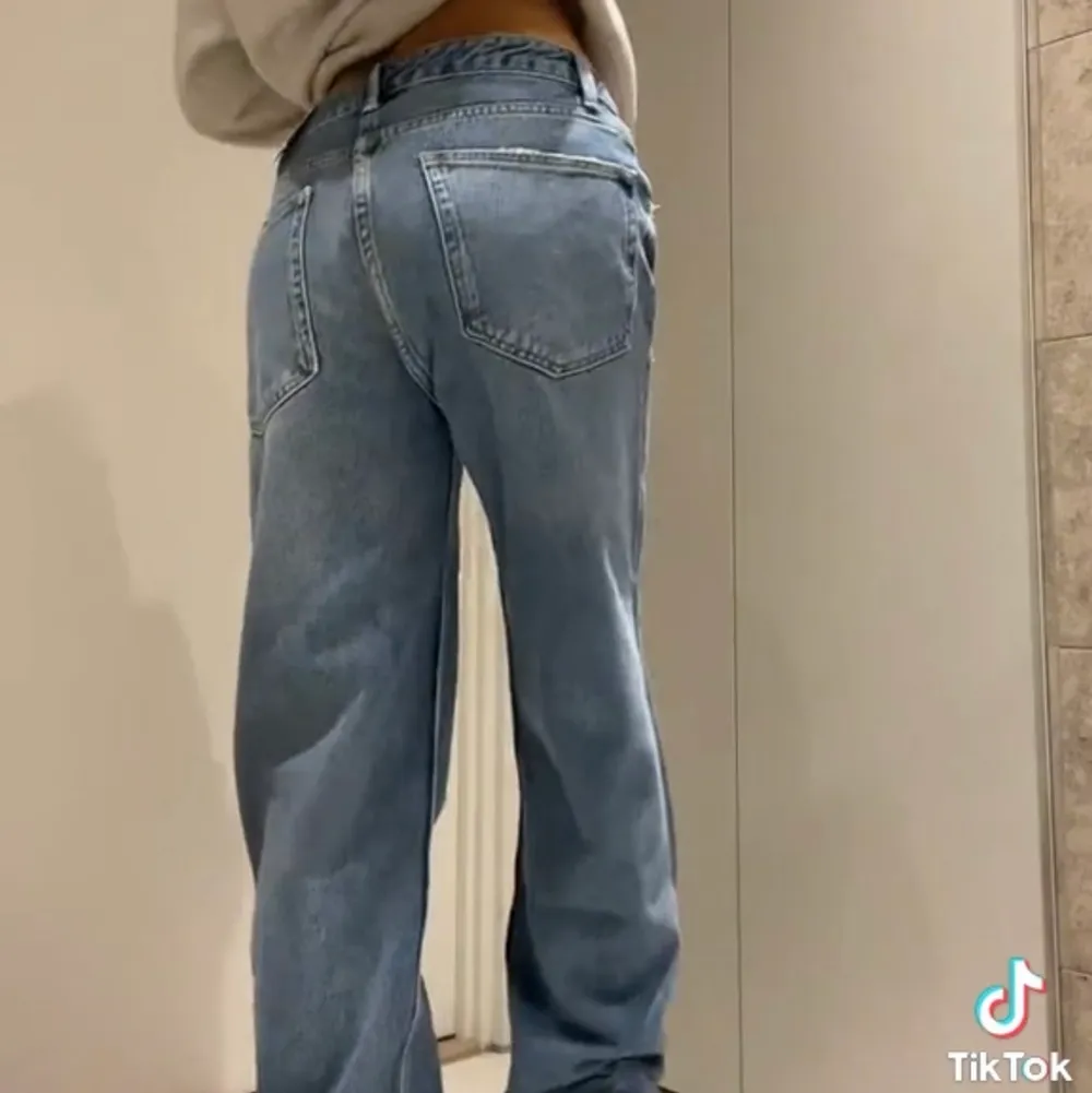 Säljer dessa populära jeans från zara i storlek 36, de är helt slutsålda!! Köparen står för frakten!!! Lånade bilder!!🤎🤎. Jeans & Byxor.