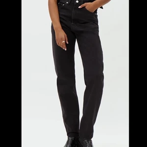 *NYA* Mom jeans från Weekday (31/28) - Helt nya, aldrig använda mom jeans från Weekday. Lappen kvar. Nypris 500kr.