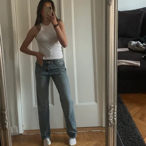 Zara mid rise - Säljer de SUPER POPULÄRA zara mid rise jeansen då de tyvärr har blivit förstora, slutsålda på zara och passar perfekt till allt. Storlek 40 men sitter mer som en 38 på mig som brukar ha storlek 36.