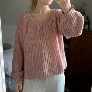 Stickad tröja - Rosa, v-ringad, stickad tröja. Köpt på lager 157 och endast använd ett fåtal gånger 