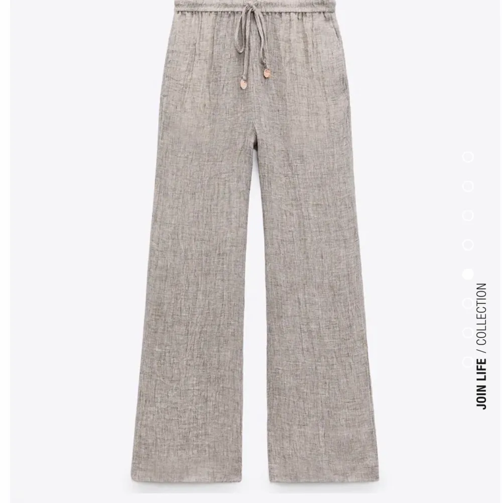 ⚠️INTRESSEKOL⚠️ på dessa helt nya linnebyxor/ pyjamas likande byxor från Zara. Men prislapp kvar. Helt slut sålda, storlek M men passar även S, då dom är lite mindre i storleken. Säljer endast för bra bud!!. Jeans & Byxor.