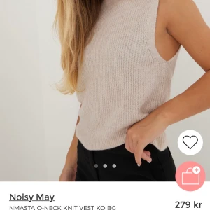 Stickad väst - Supersnygg sandfärgad/beige stickad väst. Helt oanvänd i storlek M. Köpt på Nelly. Säljer pga inte riktigt min stil och försent för att returnera den:)