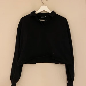 Svart croptop med krage - En svart croptop med krage ifrån Asos, strl M. Bra skick använd fåtal gånger.
