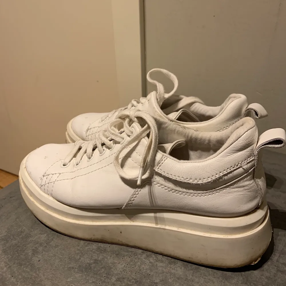 Jättesnygga vita sneakers från zara! Använda ca ett halvår men ändå hyfsat gott skick, är storlek 37/37,5. Säljs pga har inte användning för längre🤍🤍skriv för fler bilder/frågor! . Skor.