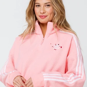 Adidas Fleece  - Säljer en super mysig adidas fleece med hjärtan och dragkedja i halsen. Köpt för drygt 1 år sen, säljer den då den inte kommit till användning. Säljer den för 500 kr ordinarie 1000 kr 