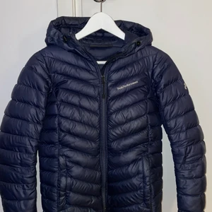 Peak performance jacka - Inköpt för tre år sedan, använd men i gott skick. Har lagat en hål i ena ärmen som knappt är märkbart (bild finns). Storlek: XS. Nypris: 2800kr
