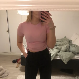 T-shirt  - Rosa T-shirt ifrån bikbok, storlek S. Knyten i sidan som går att ändra så som man vill. 50kr + frakt eller högstbudande 🥰