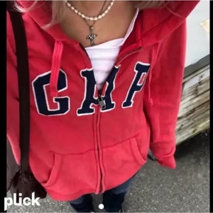 GAP hoodie - Superfin, trendig och populär röd GAP hoodie⚡️ Helt felfritt skick, inte säker men det finns en stor chans att den är oanvänd! Svårt att få färgen på bild, den är mörkare i verkligheten. Barnstorlek xl men passar nog xxs/xs💗 Köpare står för ev frakt, buda!! Första bilden är lånad, BUD ÄR BINDANDE!!