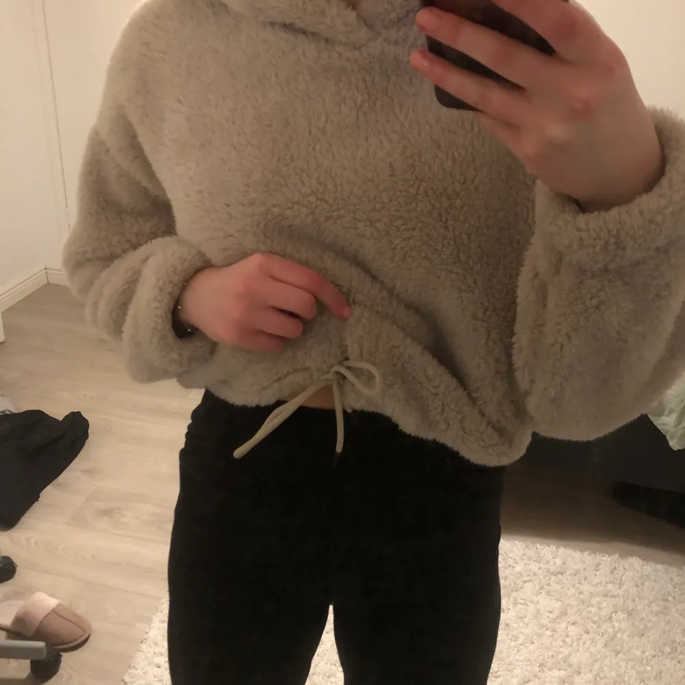 Världens mjukaste tröja enligt mig. Den är ifrån h&m i storlek S. Snöre i midjan så man får lite form på tröjan. Endast testad, 200kr med frakten inräknad i priset. 💕. Tröjor & Koftor.