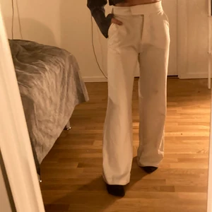Cremevita kostymbyxor  - Ett par jättefina kosymbyxor som tyvärr inte kommit till användning och kanske passar en annan bättre? 