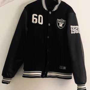 Okland Raiders baseball jacka - Baseball jacka ärmarna är gjorda i skin