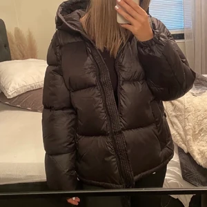 Jacka - Säljer min fina jacka från H&M som är helt ny. Slutsåld överallt! Säljer den för 500kr + 99kr frakt!💕