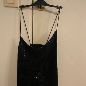 Glittrigt linne - Glittrigt festlinne med paljetter där banden i ryggen är korsade. Från gina tricot i storlek s.