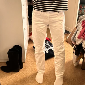 Vita acne jeans - Skitnygga acnebyxor som jag köpte för ett tag sen men har aldrig kommit till användning så är i nyskick. De är skitsnygga att ha på sig och helt perfekt i formen. Jeansen passar mig som är 162! Det finns inga skador eller fläckar på jeansen då de är som nya då jag aldrig har använt de! Om fler är intresserade blir det budgivning! Skulle säga att storleken är S. Dvs. 36-38💓