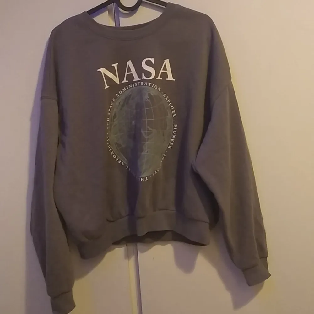 Snygg NASA långärmad tröja köpt från H&M för 200kr. Helt ny skick. Säljer pga använder aldrig den. Står XL men passar som M eller L.. Hoodies.