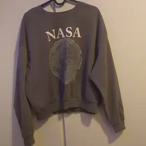 Snygg NASA långärmad tröja köpt från H&M för 200kr. Helt ny skick. Säljer pga använder aldrig den. Står XL men passar som M eller L.