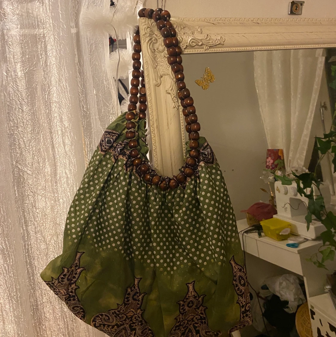 Grön väska med detaljer