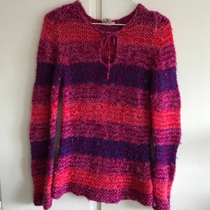 Färgglad stickad tröja  - Köpt secondhand och är därför lite nopprig på armarna, men annars i bra skick! 