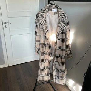 Kappa - Jättefin kappa från NAKD! Säljes då den inte används längre tyvärr. Fin kappa i fint skick, fin kall beige färg! Storlek 36 