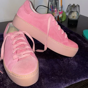 Skor av märket Vagabon - Jag säljer dessa rosa skor eftersom jag inte använder dem så mycket längre, de är lite smutsiga men när de väl tvättats kommer de att se bättre ut