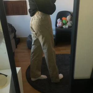 dickies 874 original fit - knappt använda har ett litet slitage märke vid knät skulle säga att de är i stl s