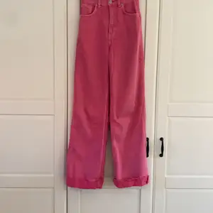 Vida rosa Zara jeans, jätte fina. Är inte säker att jag vill sälja dom. Använda fåtal gånger