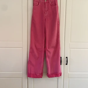 Rosa Zara jeans  - Vida rosa Zara jeans, jätte fina. Är inte säker att jag vill sälja dom. Använda fåtal gånger