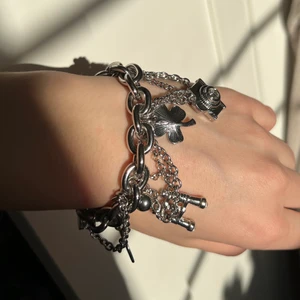 Armband med berlocker - Coolt armband med berlocker!😍 Köpte den för något år sedan så är lite osäker på märket, men är ganska säker på att det är ginatricot. Använt fåtal gånger 💗 köparen står för frakt!