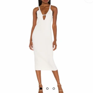 Klänning - Säljer denna jättefina klänning från revolve som var tänk till studenten men även passar till vardags! Säljer då den var lite stor och inte kan byta, skulle säga att den är lite stor i storleken. Helt oanvänd endast testad. Nypriset är 2376kr.