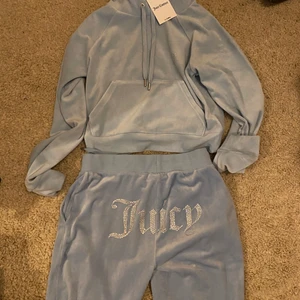 Juciy couture set - Kollar intresset på mitt fina blåa juicy couture set, båda delarna är i storlek S, tänker mig 1000kr eller bud. Hoodien är helt ny med prislapp och byxorna är använda 1 gång