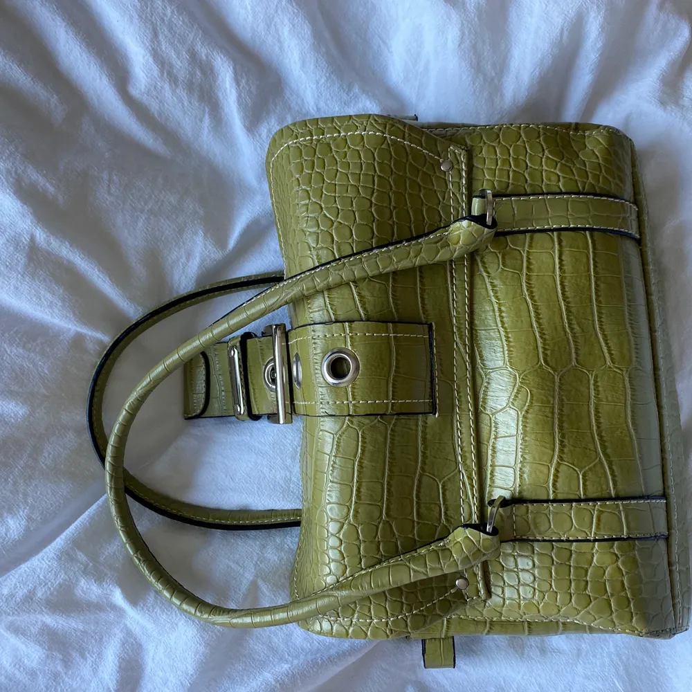 Supersöt grön handväska köpt här på plick!! Olivgrön<33 . Väskor.