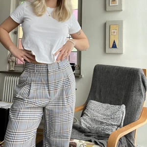 Plaid byxor  - Mönstrade byxor köpta på Gina tricot! Endast använda 1 gång. Strl 36 men skulle säga att de passar 36-38!