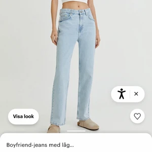 Low waisted boyfriend jeans - Helt nya jeans från pull and bear som tyvärr va lite för små för mig, men har tagit bort prislappen så kan inte lämna tillbaka. De är i storlek 34 och är i jättebra skick.🌸