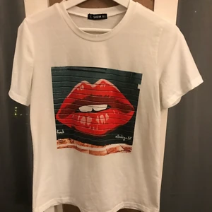 T-shirt  - Säljer min t-shirt från shein då den aldrig kommer till användning. Den är i XS. 10kr+frakt.