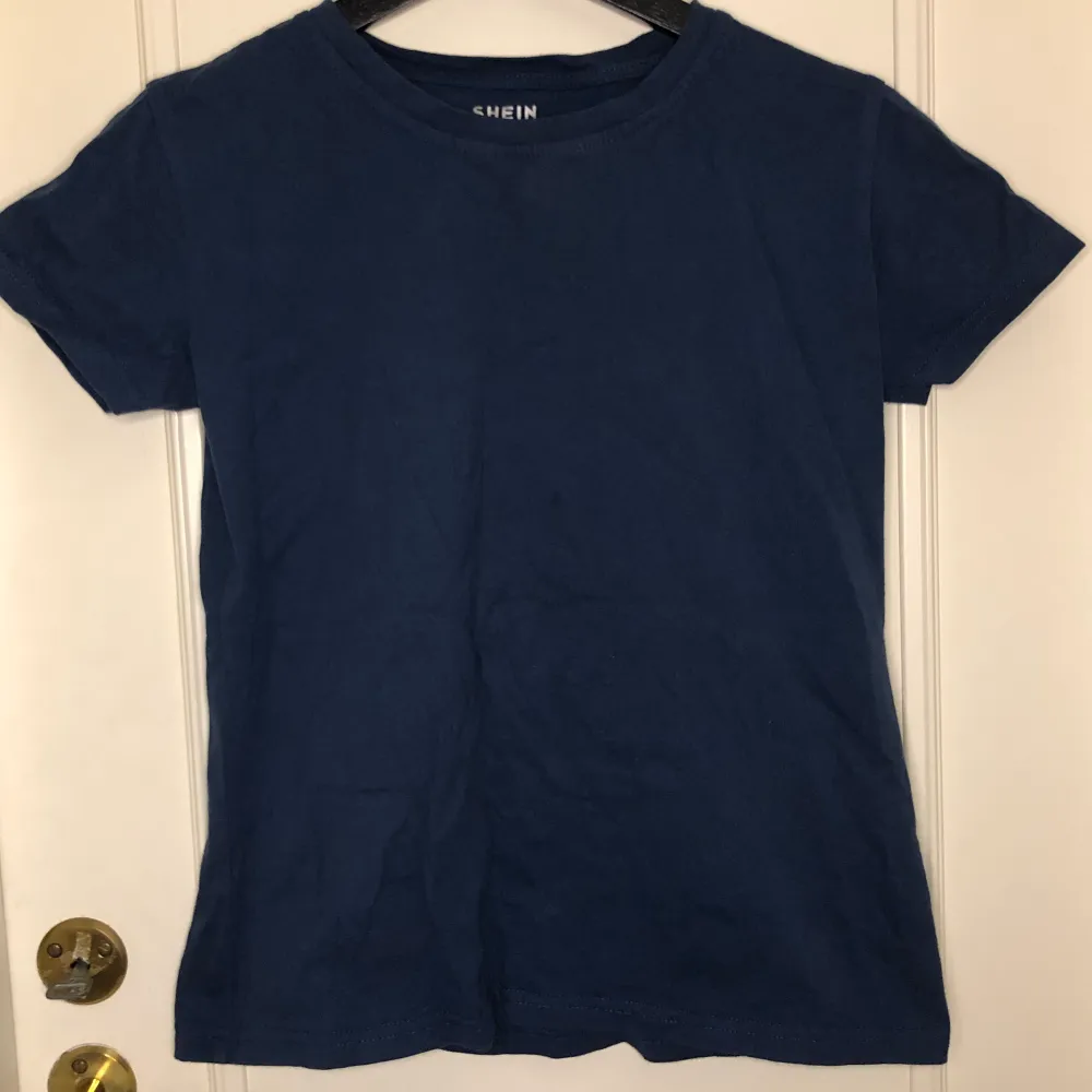 En blå t-shirt från shein i storlek xs. Endast använd 1 gång. Köpt för 60kr, säljer för 20kr + frakt. Köparen står för frakten.. T-shirts.