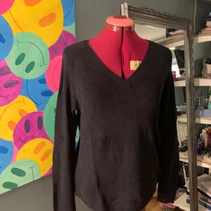 Svart stickad tröja - Superfin svart finstickad tröja, jag har inte använt den på länge därför säljer jag!