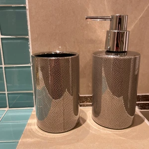 Badrumsset: tvålpump och glas - A bathroom set, used but in a decent shape
