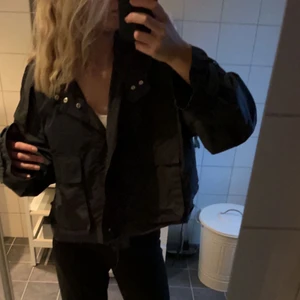 Jacka - Super fin jacka från junkyard i storlek XS/S. Smått ”fransig” längst ner men det ska vara så! 150 plus frakt på 66 kr❤️