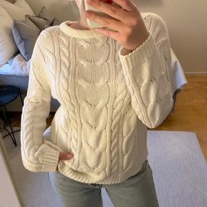 Kabelstickad tröja  - Säljer min vita kabelstickade tröja från Lager 157 eftersom den inte används längre. Oversize och mjuk i tyget. Fint skick! Köparen står för frakten och jag fraktar endast. 🤍