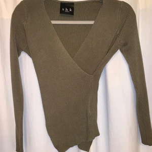 Tröja  - Säljer denna tröja då jag knappt använt den! Det är ungefär ”militärgrönt” men man ser inte så bra på bilden! 