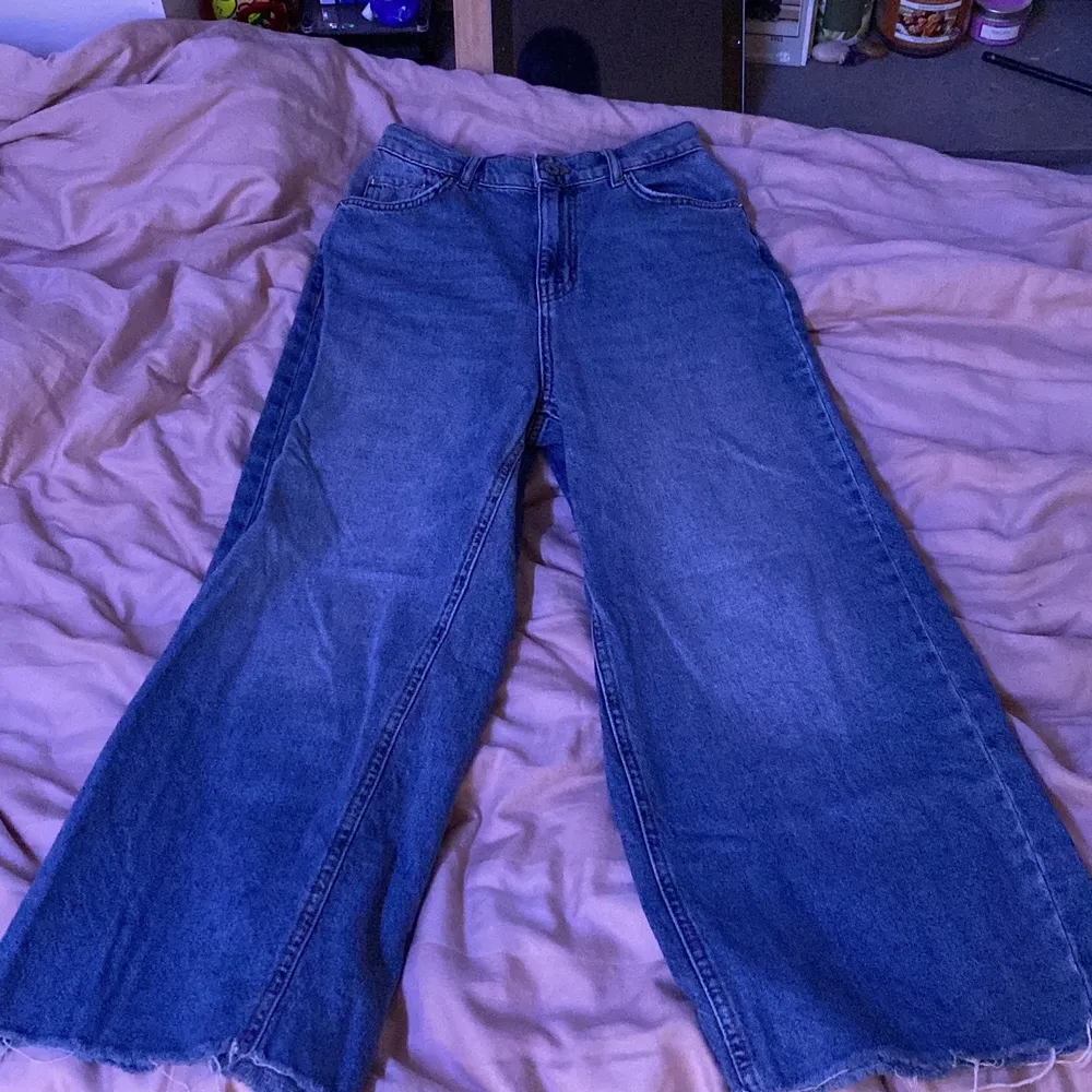 Cropped jeans från pull and bear. Jag gillar inte modellen så säljer alltså. Använda typ 7 gånger. Säljer för 175kr + frakt. Kan också mötas upp i norra Stockholm. Nypris 249kr. Jeans & Byxor.