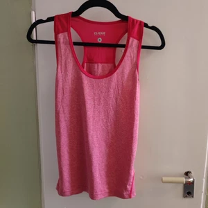 Träningslinne från Clique Sports strl S - Tunt rosa träningslinne, knappt använt, superfint skick. Skönt följsamt material