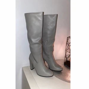 Stövlar med klack - Superfina gråa höga stövlar, aldrig använda endast testade. 