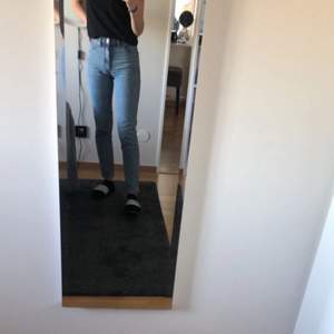 Jeans från Monki, ”Kimomo mid blue jeans”. Storlek 25. Använda men i bra skick! 